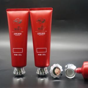 Tubo de plástico com tampa de acrílico